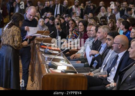 Bruxelles, Belgique. 1er décembre 2024. Cette photo est prise lors de l’installation du nouveau conseil municipal de Vorst/ Forest, le dimanche 01 décembre 2024, à Bruxelles. PVDA-PTB, PS-Vooruit en Ecolo-Groen formera la majorité à la suite des élections locales et provinciales d'octobre en Belgique. BELGA PHOTO NICOLAS MAETERLINCK crédit : Belga News Agency/Alamy Live News Banque D'Images