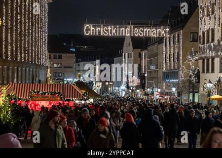 Nürnberger Christkindlesmarkt, 01.12.2024 Blick vom Burgberg auf den Nürnberger Christkindlesmarkt. Die geschäftigen Straßen und Marktstände sind von Menschen gefüllt, während die Gebäude mit Lichterketten festlich dekoriert sind. Der beleuchtete Schriftzug Christkindlesmarkt dominiert die Szenerie und schafft eine stimmungsvolle Weihnachtsatmosphäre. Nürnberg Bayern Deutschland *** Nuremberg Christkindlesmarkt, 01 12 2024 vue du Nuremberg Christkindlesmarkt depuis le Burgberg les rues animées et les étals du marché sont remplis de gens, tandis que les bâtiments sont décorés de façon festive avec des fées Banque D'Images