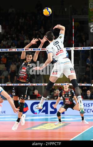 Rychlicki Kamil #11 (Itas Trentino) attaque lors de Cucine Lube Civitanova vs Itas Trentino, match de Superligue italienne de volleyball Serie A Men à Civitanova Marche, Italie, le 1er décembre 2024 Banque D'Images