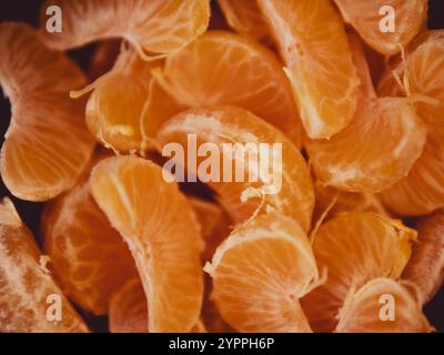 texture mandarine mandarine. gros plan sur les tranches mûres. Banque D'Images