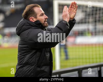 Jan Siewert, Cheftrainer (SpVgg Greuther Fuerth) Bedankt sich BEI den fans, GER, SSV Ulm 1846 vs. SpVgg Greuther Fuerth, Fussball, 2. Bundesliga, Spielzeit 2024/2025, 01.12.2024, la réglementation DFB/DFL interdit toute utilisation de photographies comme séquences d'images et/ou quasi-vidéo. Foto : EIBNER/Michael Schmidt Banque D'Images