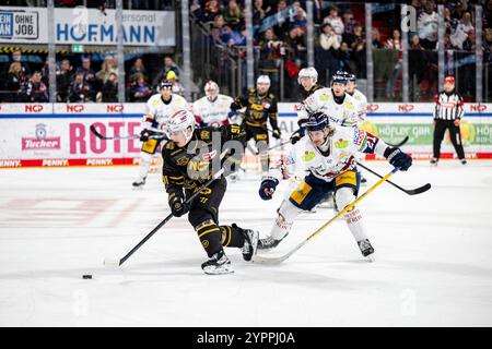 Nuernberg, Deutschland. 1er décembre 2024. Jeremy McKenna (91, Nuernberg Ice Tigers, NIT) Manuel Wiederer (21, Eisbaeren Berlin), Nuernberg Ice Tigers v. Eisbaeren Berlin, Eishockey, Penny DEL, 22. Spieltag, 01.12.2024, Foto : Eibner-Pressefoto/Thomas Hahn crédit : dpa/Alamy Live News Banque D'Images