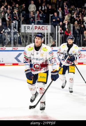 Nuernberg, Deutschland. 1er décembre 2024. Leonhard Pföderl Pfoederl (93, Eisbaeren Berlin ) nach dem 2 zu 2, Nuernberg Ice Tigers v. Eisbaeren Berlin, Eishockey, Penny DEL, 22. Spieltag, 01.12.2024, Foto : Eibner-Pressefoto/Thomas Hahn crédit : dpa/Alamy Live News Banque D'Images