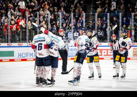 Nuernberg, Deutschland. 1er décembre 2024. Torjubel Freude Leonhard Pföderl Pfoederl (93, Eisbaeren Berlin ) Kai Wissmann (6, Eisbaeren Berlin ) Blaine Byron (23, Eisbaeren Berlin ) Marcel Noebels (92, Eisbaeren Berlin ), Nuernberg Ice Tigers v. Eisbaeren Berlin, Eishockey, Penny DEL, 22. Spieltag, 01.12.2024, Foto : Eibner-Pressefoto/Thomas Hahn crédit : dpa/Alamy Live News Banque D'Images