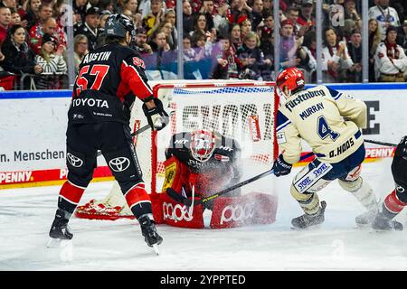 Allemagne. 1er décembre 2024. Eishockey Penny-DEL 22.Spieltag Koelner haie - Schwenninger Wild Wings Am 01.12.2024 in der Lanxess Arena in Koeln Brady Austin ( Koeln ), links - Mirko Pantkowski ( Koeln ), mitte - Jordan Murray ( Schwenningen ), rechts Gemaess den Vorgaben der DEL Deutsche Eishockey Liga ist die Publikation und Weiterverwertung der Aufnahmen in Medielekennen nahen nahmen in Medielekedel's Art. Foto : Revierfoto crédit : ddp Media GmbH/Alamy Live News Banque D'Images