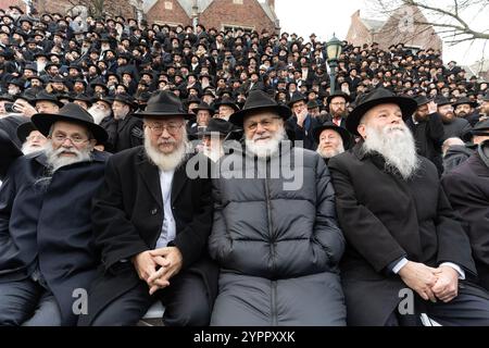 New York, NY, États-Unis, 1er décembre 2024 : Rabbi Zalman Grossbaum (l), Rabbi Yisroel Deren (2e l), Rabbi Shmuel Kaplan (C) rejoints par des milliers de Rabbins se réunissent pour la Conférence internationale annuelle des émissaires Shluchim de Chabad-Lubavitch (Kinus Hashluchim) photo de classe devant le siège de Chabad à Brooklyn, New York, le 1er décembre 2024. Le Kinus est le plus grand rassemblement rabbinique au monde. Il comprend quatre jours d'ateliers, un Shabbat spirituellement édifiant et une visite à l'Ohel, le lieu où le Rabbin Menachem M. Schneerson Lubavitcher a été mis au repos. Crédit : Lev Radin/Alamy Live N Banque D'Images