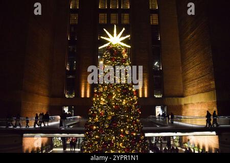 Londres, Royaume-Uni. 30 novembre 2024. Arbre de Noël à la centrale électrique de Battersea. Crédit : Vuk Valcic/Alamy Banque D'Images