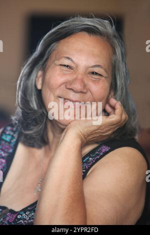 gros plan sur la joyeuse femme guarani senior latino dans sa maison Banque D'Images