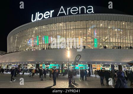 21.11.2024, Berlin, GER - Menschen BEI Nacht vor der Uber Arena. Architektur, Arena, aussen, Aussenaufnahme, beleuchtet, Beleuchtung, Berlin, Deutsch, Deutschland, Europa, Europaeisch, Gebaeude, Jahreszeit, Menschen, Menschenmenge, Multifunktionshalle, Nacht, Nachtaufnahme, Nachts, Personen, QF, Querformat, Stadt, Stadtansicht, Stadtbild, Stadtlandschaft, Uber Arena, Uber Platz, Veranstaltungshalle, Veranstaltungsort, Westeuropa, hiver, Wirtschaft 241121D801BERLIN.JPG *** 21 11 2024, Berlin, GER les gens la nuit devant l'architecture Uber Arena, arène, extérieur, plan extérieur, illuminat Banque D'Images
