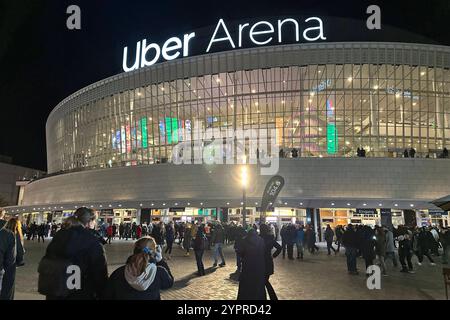 21.11.2024, Berlin, GER - Menschen BEI Nacht vor der Uber Arena. Architektur, Arena, aussen, Aussenaufnahme, beleuchtet, Beleuchtung, Berlin, Deutsch, Deutschland, Europa, Europaeisch, Gebaeude, Jahreszeit, Menschen, Menschenmenge, Multifunktionshalle, Nacht, Nachtaufnahme, Nachts, Personen, QF, Querformat, Stadt, Stadtansicht, Stadtbild, Stadtlandschaft, Uber Arena, Uber Platz, Veranstaltungshalle, Veranstaltungsort, Westeuropa, hiver, Wirtschaft 241121D802BERLIN.JPG *** 21 11 2024, Berlin, GER les gens la nuit devant l'architecture Uber Arena, arène, extérieur, plan extérieur, illuminat Banque D'Images
