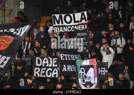 Lecce, Italie. 1er décembre 2024. Fans et supporters de la Juventus FC lors du match de Serie A Enilive entre l'US Lecce et la Juventus FC au stade via del Mare à Lecce, en Italie, dimanche 1er décembre 2024. (Crédit image : &#xa9 ; Giovanni Evangelista/LaPresse) crédit : LaPresse/Alamy Live News Banque D'Images