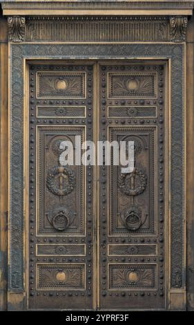 Détail des portes en bronze à l'entrée de la bibliothèque publique de Kansas City dans le centre-ville de Kansas City Banque D'Images