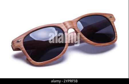 Lunettes de soleil en bois en plastique découpées sur blanc. Banque D'Images