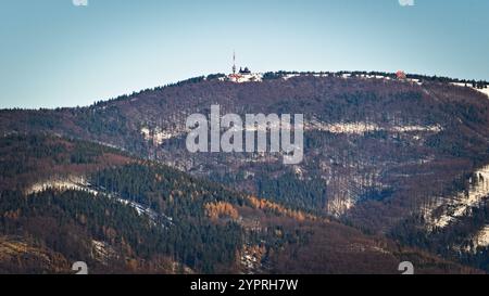 Montagne Radhost et collines environnantes près de Roznov pod Radhostem, belle petite ville en république tchèque. Paysage forestier d'hiver. Banque D'Images