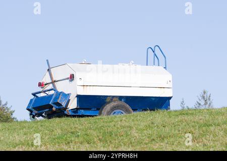 Réservoir d'abreuvement du bétail sur le pâturage. Abreuvoir pour les vaches. Banque D'Images