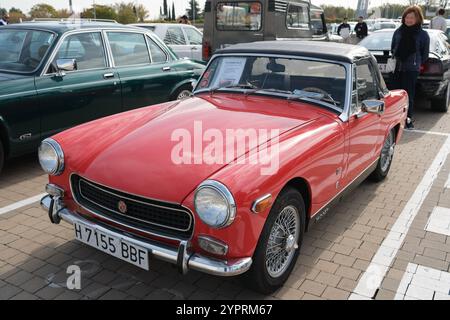 Madrid, Espagne. 1er décembre 2024. Voitures classiques pendant le salon Retromóvil à Ifema Madrid, 30 novembre 2024 Espagne crédit : Sipa USA/Alamy Live News Banque D'Images