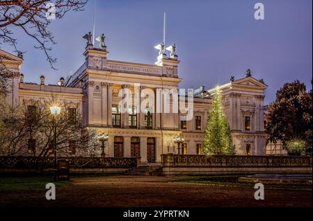 Bâtiment principal de l'Université de Lund la nuit, Lund, Suède, 30 novembre 2024 Banque D'Images