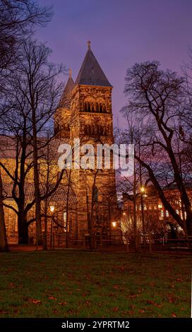 Tours de la cathédrale de Lund la nuit avec un ciel illuminé en rouge, Lund, Suède, 30 novembre 2024 Banque D'Images