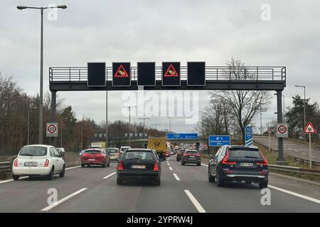 29.11.2024, Berlin, GER - Stau auf der A111 in Richtung Norden an der Abfahrt Saatwinkler Damm. A 111, A111, Abfahrt, Alltag, aussen, Aussenaufnahme, Autobahn, Autofahrer, automobile, voitures, Autoverkehr, Berlin, Deutsche Post, Deutschland Europa, europaeisch, Fahrzeuge, Gesellschaft, Hinweis, Individualverkehr, Jahreszeit, Kfz, Kraftfahrzeuge, Laster, Lastkraftwagen, LKW, Personenkraftwagen, PKW, QF, Querformat, Saatwinkler Damm, Schilderbruecke, Signalwechselbruecke, Stadt, Stadtautobahn, Stadtverkehr, Stau, Stauung, Stauwarnung, stop and Go, Strasse, Strassenszene, Strassenverkehr, Banque D'Images