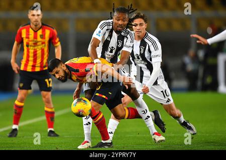 Lecce, Italie. 1er décembre 2024. Le milieu de terrain de Lecce Hamza Rafia (8 US Lecce) et le milieu de terrain de la Juventus Khéphren Thuram (19 Juventus FC) en action lors du match de Serie A Enilive entre l'US Lecce et la Juventus FC au stade via del Mare de Lecce, Italie, dimanche 1er décembre 2024. (Crédit image : &#xa9 ; Giovanni Evangelista/LaPresse) crédit : LaPresse/Alamy Live News Banque D'Images