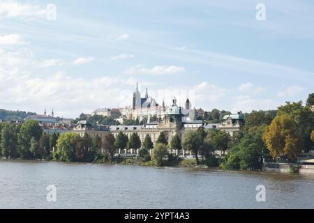 Vue panoramique sur le célèbre château de Prague et la rivière Vltava. Prague, République tchèque Banque D'Images