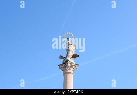 : Gros plan de la statue de la Vierge Marie (également connue sous le nom de colonne mariale), située sur la place de la vieille ville de Prague, République tchèque Banque D'Images