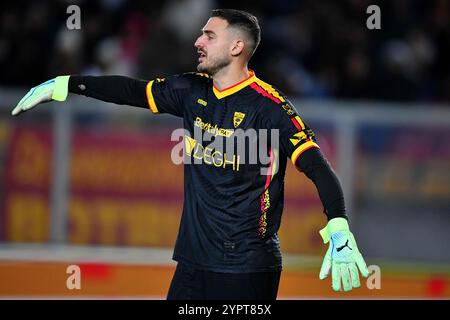 Lecce, Italie. 1er décembre 2024. Le gardien de Lecce Wladimiro Falcone (30 US Lecce) en action lors du match de Serie A Enilive entre l'US Lecce et la Juventus FC au stade via del Mare à Lecce, en Italie, dimanche 1er décembre 2024. (Crédit image : &#xa9 ; Giovanni Evangelista/LaPresse) crédit : LaPresse/Alamy Live News Banque D'Images