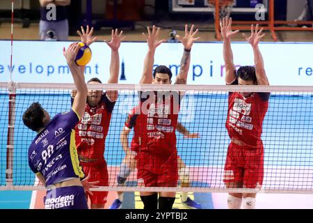 Tommaso Rinaldi Valsa Modena attaque. Lors de Gioiella Prisma Taranto vs Valsa Group Modena, match de Volleyball Italien Serie A Men Superligue à Taranto, Italie, 01 décembre 2024 Banque D'Images