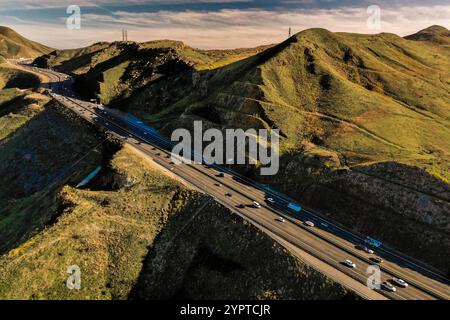 25 JANVIER 2020 - CAMARILLO, CALIFORNIE, États-Unis - vue aérienne des collines verdoyantes surplombant la route 101 au printemps Banque D'Images