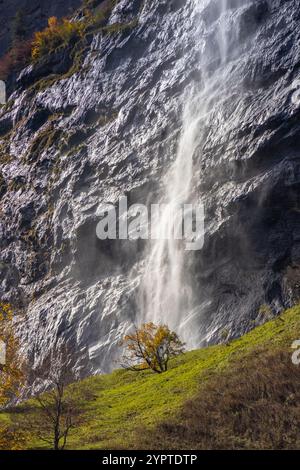 Vue sur la cascade Staubbach de Lauterbrunnen en automne. Lauterbrunnen, Canton de Berne, Suisse, Europe. Banque D'Images