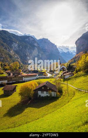 Vue sur le village et la cascade de Lauterbrunnen. Lauterbrunnen, Canton de Berne, Suisse, Europe. Banque D'Images