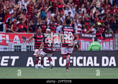 Rio de Janeiro, Brésil. 02 décembre 2024. Leo Ortiz de Flamengo célèbre après avoir marqué le premier but de son équipe avec Nicolas de la Cruz lors du match entre Flamengo et Internacional, pour la Serie A 2024 brésilienne, au stade Maracana, à Rio de Janeiro, le 1er décembre 2024 photo : Max Peixoto/DiaEsportivo/Alamy Live News Credit : DiaEsportivo/Alamy Live News Banque D'Images