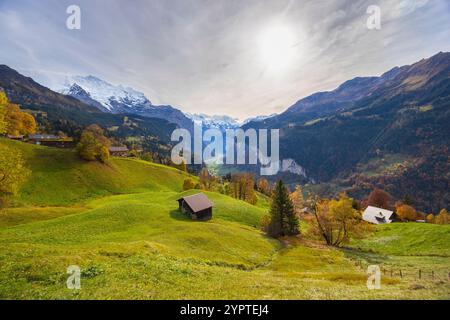 Vue sur la vallée de Lauterbrunnen depuis la ville de Wengen en automne. Wengen, Canton de Berne, Suisse, Europe Banque D'Images