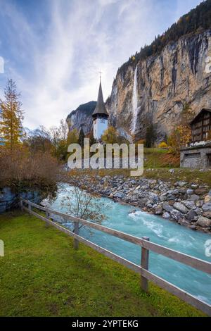 Vue sur le village et la cascade de Lauterbrunnen. Lauterbrunnen, Canton de Berne, Suisse, Europe. Banque D'Images