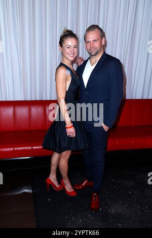 Rhea Harder und ihr Ehemann Joerg Vennewald BEI der Premiere vom ‚MJ - Das Michael Jackson musical“ Am 1.12.2024 im Stage Theater im Hafen à Hambourg Banque D'Images