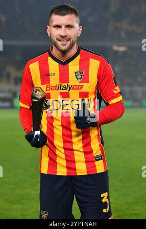 Lecce, Italie. 1er décembre 2024. L'avant-garde de Lecce Ante Rebic (3 US Lecce) joueur Panini du match crédit : LaPresse/Alamy Live News Banque D'Images