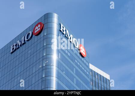 Logo BMO en gros plan sur le bâtiment de la tour BMO à Milwaukee, Wisconsin, États-Unis Banque D'Images