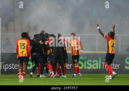 Lecce, Italie. 1er décembre 2024. L'équipe de lecce célèbre après avoir marqué le but lors du match de football Serie A Enilive entre l'US Lecce et la Juventus FC au stade via del Mare à Lecce, en Italie, le dimanche 1er décembre 2024. (Crédit image : &#xa9 ; Giovanni Evangelista/LaPresse) crédit : LaPresse/Alamy Live News Banque D'Images