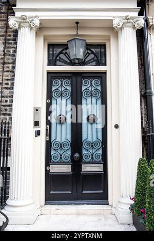 Porte d'entrée luxueuse avec éléments en verre et en métal. Banque D'Images