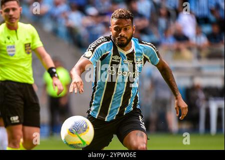 Porto Alegre, Brésil. 1er décembre 2024. PORTO ALEGRE, BRÉSIL, 01 DÉCEMBRE : Reinaldo de Gremio regarde le ballon pendant le match entre Gremio et Sao Paulo dans le cadre de Brasileirao 2024 à Arena do Gremio le 1er décembre 2024 à Porto Alegre, Brésil. (Ricardo Rimoli/SPP) crédit : photo de presse SPP Sport. /Alamy Live News Banque D'Images