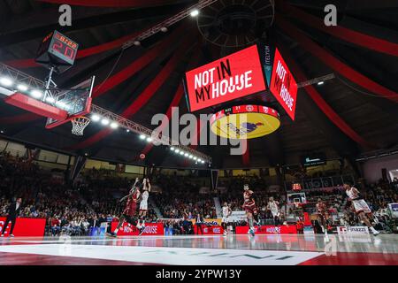 Vue générale à l'intérieur de l'arène avec Davide Alviti #2 de Pallacanestro Varese OpenJobMetis vu en action pendant LBA Lega basket Un match de saison régulière 2024/25 entre Pallacanestro Varese OpenJobMetis et Umana Reyer Venezia à Itelyum Arena. Score final Pallacanestro Varese OpenJobMetis 77 86 Umana Reyer Venezia Banque D'Images