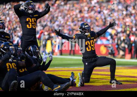 Landover, MD, États-Unis. 1er décembre 2024. Jeremy Reaves (39) célèbre la sécurité des commandants de Washington après un roulement lors du match de la NFL entre les Titans du Tennessee et les Commanders de Washington à Landover, MD. Reggie Hildred/CSM/Alamy Live News Banque D'Images