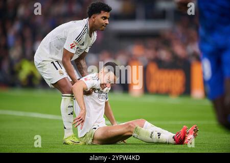 Madrid, Espagne. 1er décembre 2024. MADRID, ESPAGNE - 1er DÉCEMBRE : Rodrygo se rend ailier droit du Real Madrid aide Lucas Vazquez ailier droit du Real Madrid lors du match LaLiga EA Sports entre le Real Madrid et Getafe CF au stade Santiago Bernabeu le 1er décembre 2024 à Madrid, Espagne. (Photo de Francisco Macia/photo Players images/Magara Press) crédit : Magara Press SL/Alamy Live News Banque D'Images