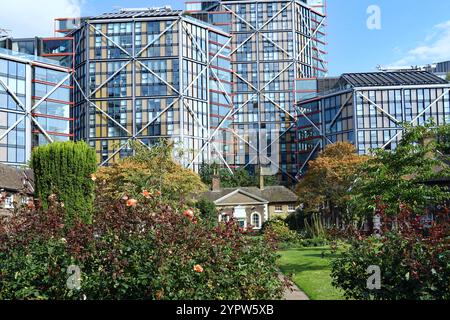 Hopton's Almshouses, fondée en 1730, dans le quartier de Southwark à Londres, entouré de bâtiments modernes Banque D'Images