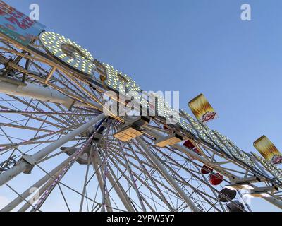 Grande roue, vue de dessous d'une grande roue contre le ciel bleu. Foire du comté de San Diego, Californie, États-Unis. 13 juillet Banque D'Images