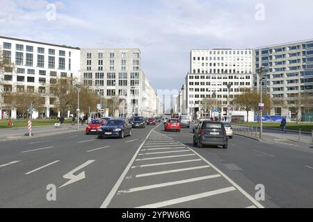 Berlin, Allemagne, 16 avril 2021, vue sur Leipziger Platz jusqu'à Leipziger Strasse, une artère principale de la capitale allemande, l'Europe Banque D'Images