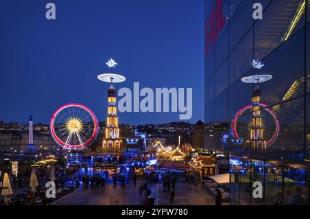 Marché de Noël avec pyramide de Noël, reflet dans le musée d'art, Cube, grande roue, Nouveau Palais, colonne jubilaire, Concordia, Schlossplatz, Christ Banque D'Images