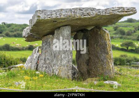 Dolmen de Poulnabrone, probablement entre 4200 et 2900 ans, Burren, County Clare, Ireland, Royaume-Uni, Europe Banque D'Images