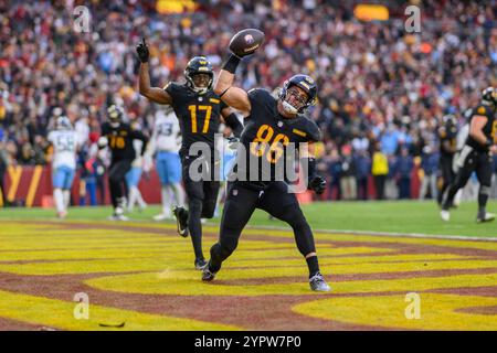 Landover, MD, États-Unis. 1er décembre 2024. Le Tight End des Washington Commanders Zach Ertz (86) célèbre après avoir marqué un touchdown pendant le match de la NFL entre les Titans du Tennessee et les Commanders de Washington à Landover, MD. Reggie Hildred/CSM/Alamy Live News Banque D'Images