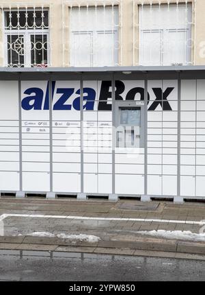 Nova Bana, Slovaquie, 25 décembre 2023 : Alza self-service boxes. Point de livraison AlzaBox. Nova Bana. Slovaquie, Europe Banque D'Images